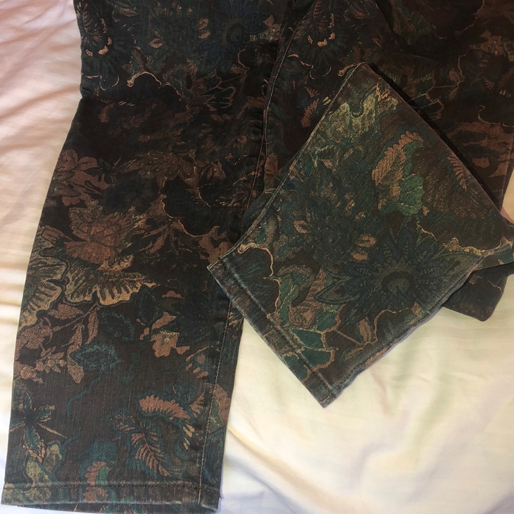 BEAUTIFUL & SUTTLE FLORAL PRINT JEANS